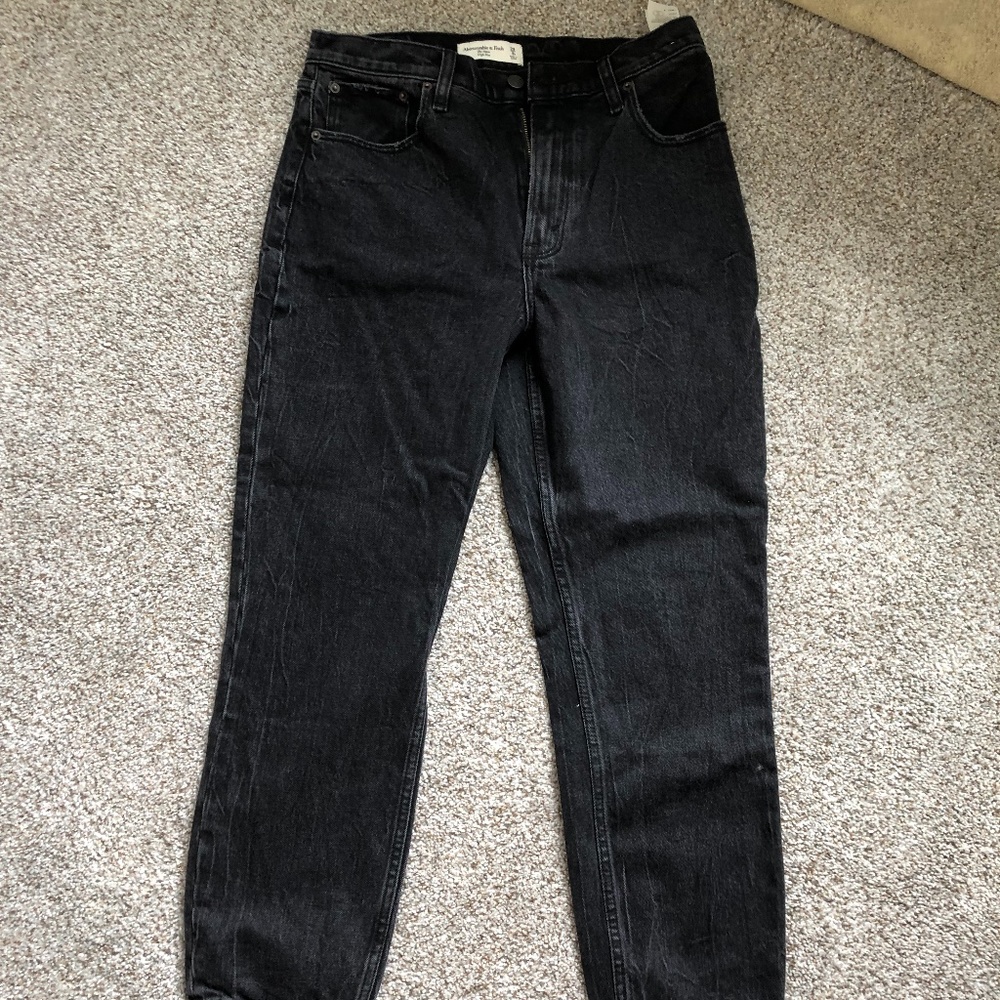 A&F Mom Jeans High Rise in Black - 8